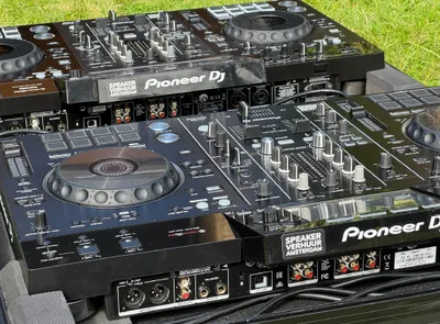 dj set huren Amsterdam feest DJ controller setup