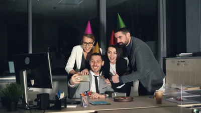Fotobox auf einer Weihnachtsfeier im Unternehmen – Mitarbeitende machen Erinnerungsfotos