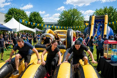 Activités corporatives avec jeux gonflables et animation extérieure lors d’un événement au Centre-du-Québec