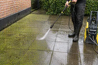 Groene aanslag verwijderen Amsterdam met hogedrukreiniger op terras en tegels