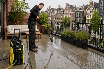 Terras schoonmaken Amsterdam met hogedrukreiniger groene aanslag verwijderen