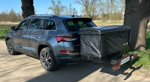 Spinder Heckbox BX1 (550l) auf Spinder Heckträger (ausziehbar)  