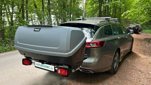 Thule Heckbox BackUp900/2 (420l) auf Heckträger (klappbar)