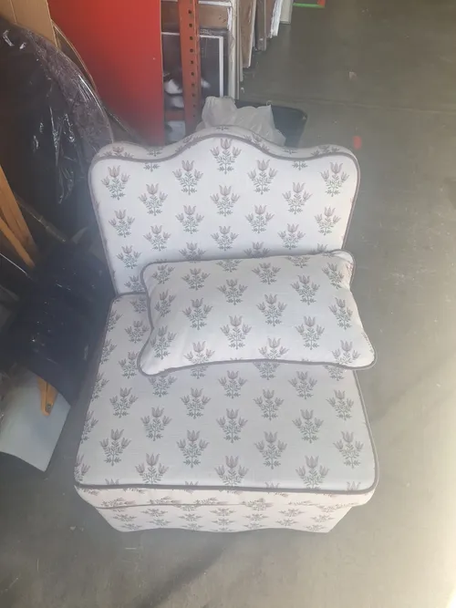 AMANDA Scallop Flower Chair (White)