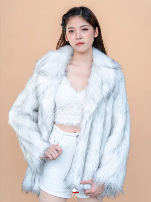 เช่าเสื้อขนเฟอร์ หญิง รุ่น OVIS สี ขาว
