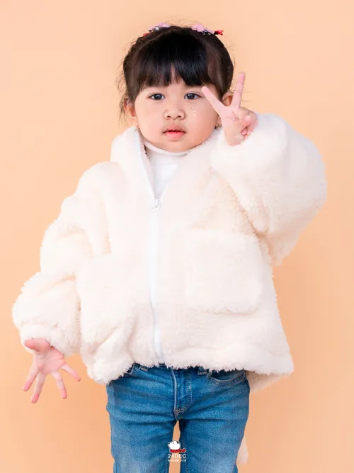 เช่าเสื้อแจ็คเก็ต เด็ก รุ่น CAPYBARA สี ขาว