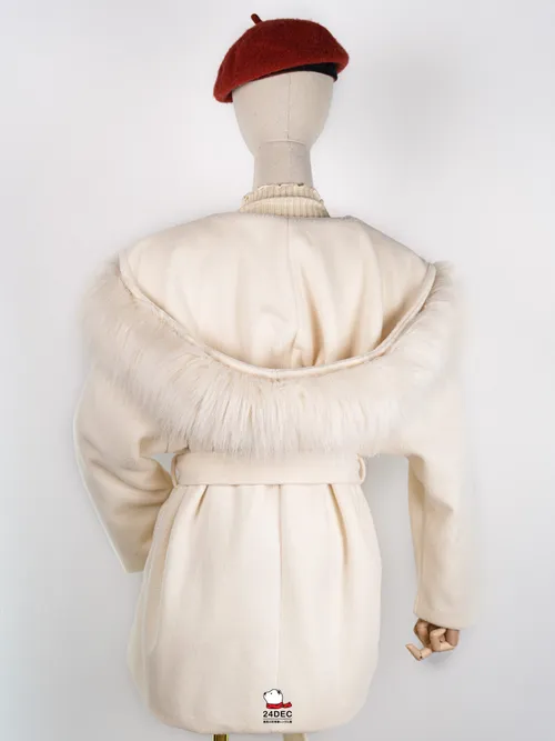 เช่าเสื้อโค้ท หญิง รุ่น GOREME สี ขาว