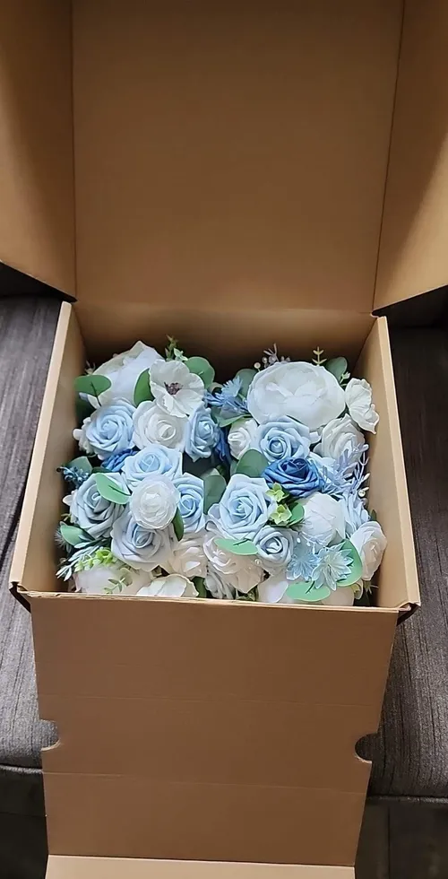 Bridemaids bouquets in dusty blue and navy