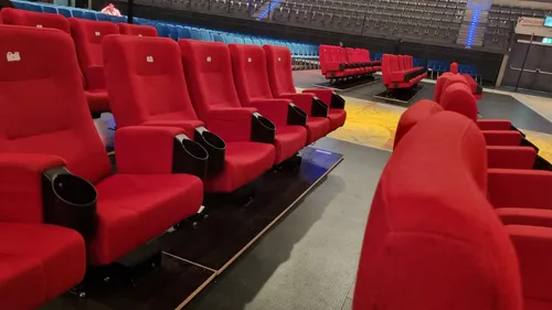 Rote Kinostühle 