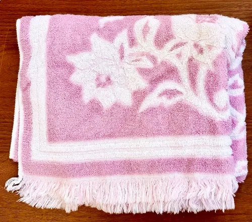 Pink & White Vintage Fieldcrest Floral Bath towel with fringe (70s-80s)
