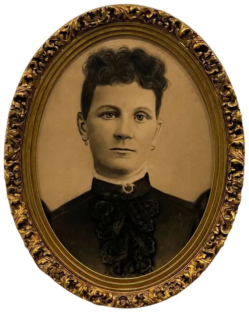 Antique Black & White Woman Photograph Portrait In Ornate Oval Gold Frame