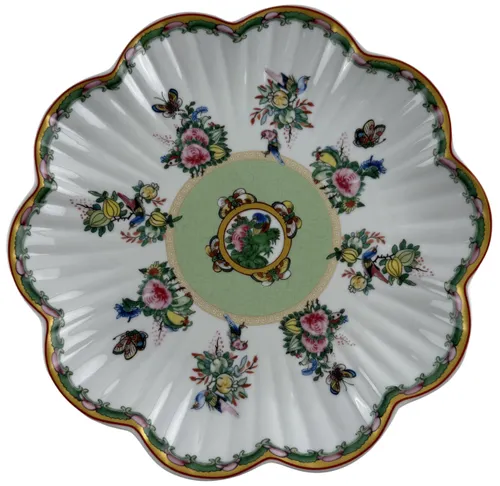 White Famille Rose Dinner Plate With Scalloped Edge