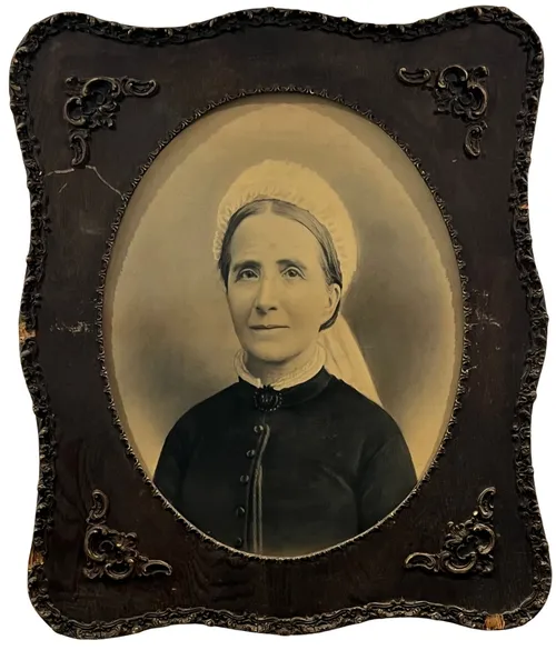 Victorian Daguerreotype Portrait Of A Woman In Wood Frame