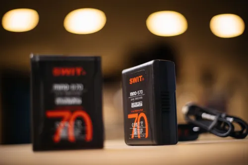 SWIT Mino 70Wh 2x V-mount accuset + SWIT 120W USB-C Lader