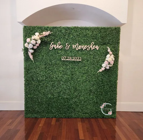 Boxwood wall with Florals & Wooden Names