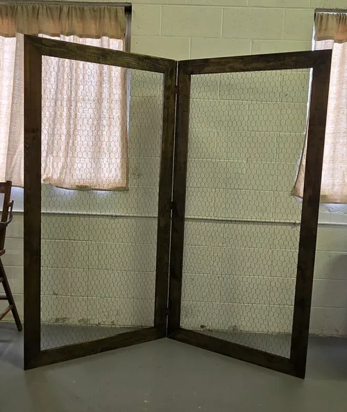 Wood photo display - chicken wire