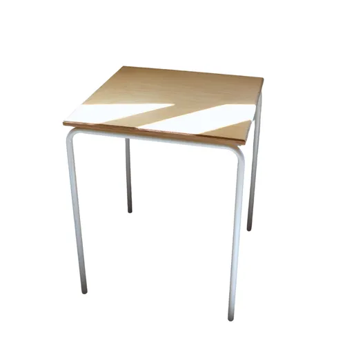 Table carrée de brasserie