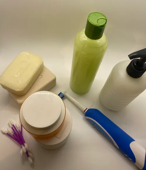 Assorted Bathroom Items 