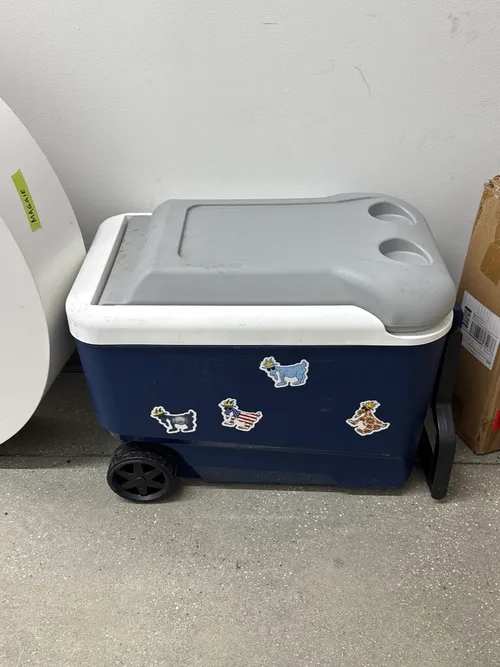 Blue rolling cooler (Igloo)