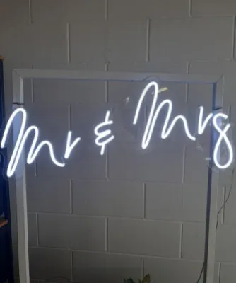 Neon Light Mr & Mrs 70cm Cool White -includes adapter 12V