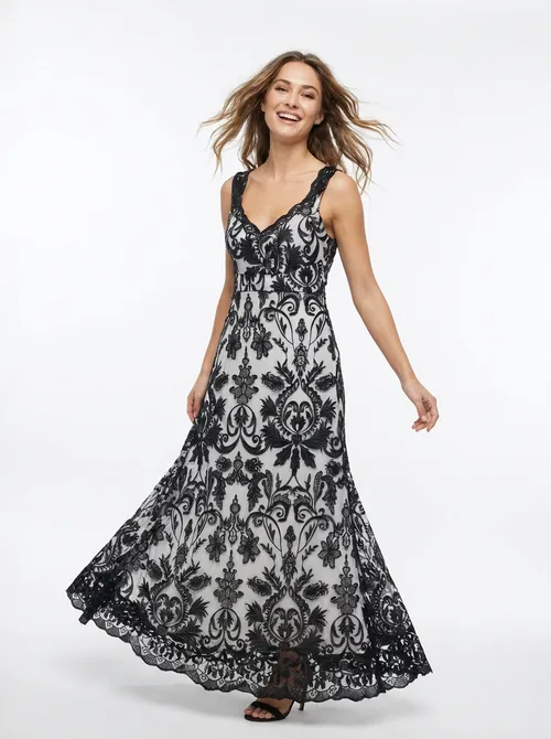 A504 Vestido Negro Maxi de Encaje con Escote Redondo y Transparencia