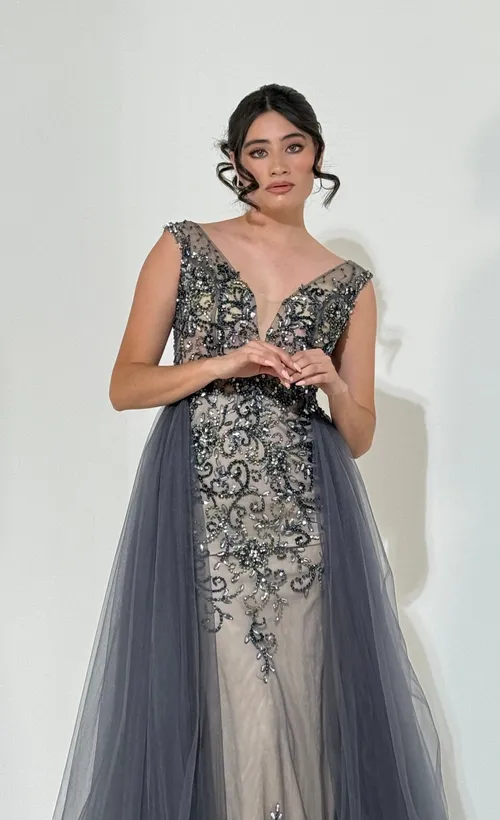 A503 Vestido Nude con Pedrería Plata y Sobrefalda de Tul Gris (Escote V)