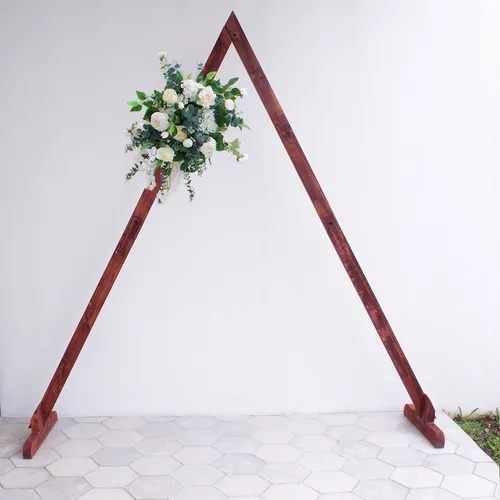 Arco triangular con arreglo floral