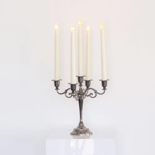 Candelabro negro con velas LED