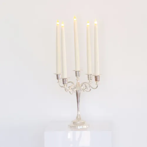 Candelabro Plateado con velas LED