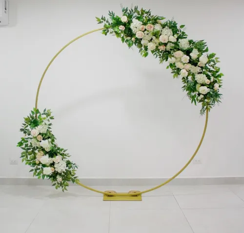 Arco circular con arreglo floral