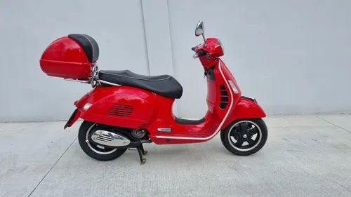 Vespa GTS 125 cc Automatic with trunk and windshield (if needed)