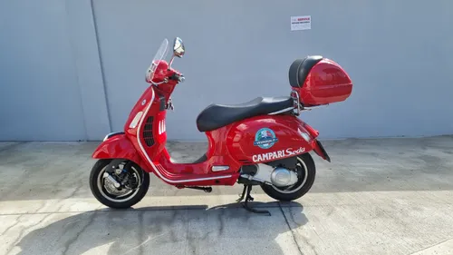 Vespa GTS 300 i.e. with trunk