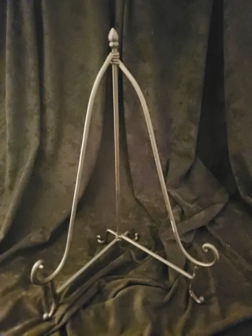 SIGN: easel, tall black metal, table top