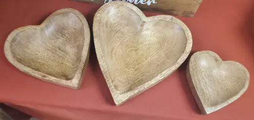 TABLESCAPE: set of 3 wood hearts