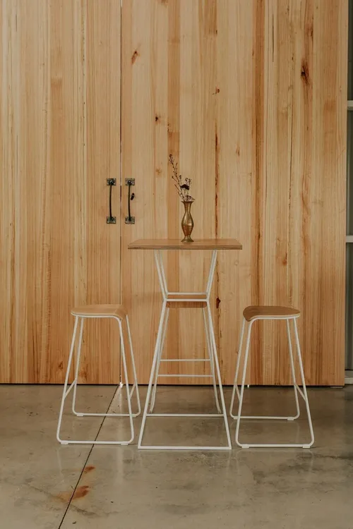 White Metal Bar Leaner 