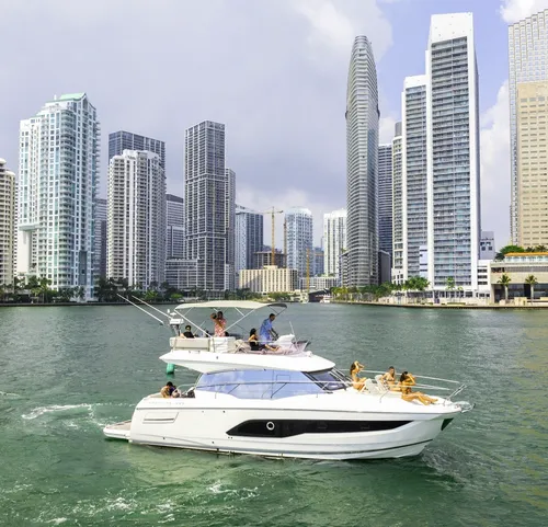 Prestige 45’ 2023 – Elevated Comfort & Style