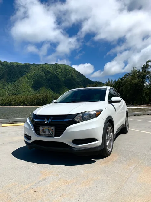 White Honda HRV 