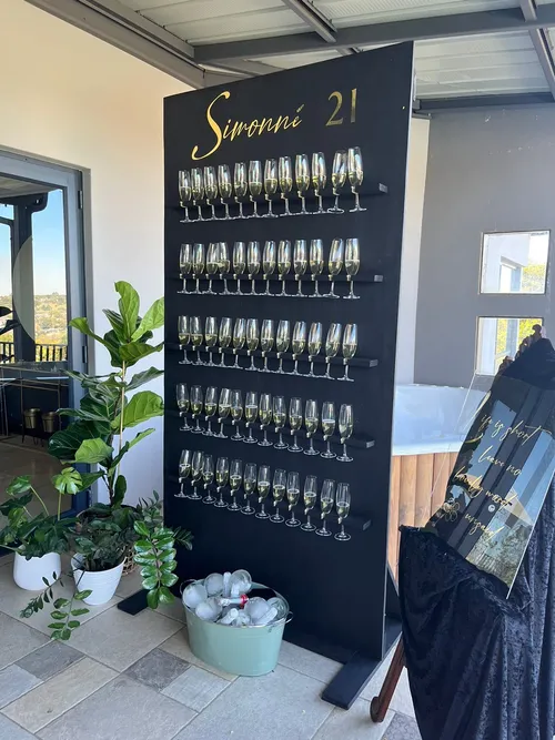 Black Champagne Wall 60 Glasses 