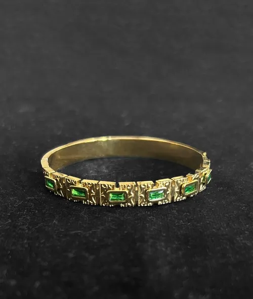Gold Bracelet with Emerald Gemstone