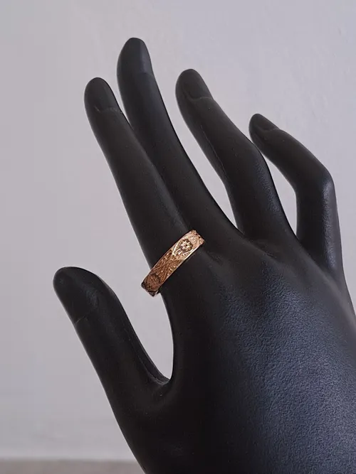 Classic Design Engraved Gold Ring