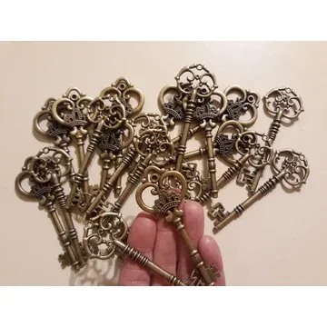 D27 vintage style metal key