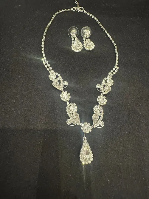 Collar y aros de strass blancos