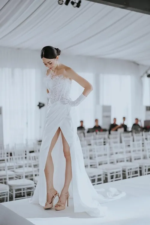 S05AAT 1231 FS Kelly feather Satin with slit