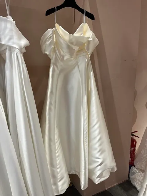 S05AAT 1410 - Satin ivory a-line detachable off shoulder short train