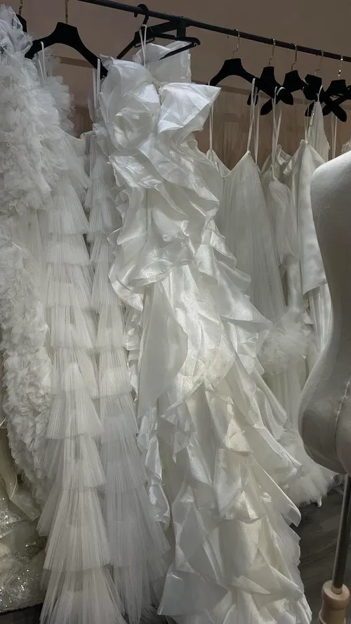S05AAT 1345 Satin ruffle train