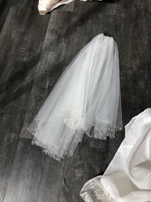 S05AAT 0790 - Full blink pearl edge short veil with comb