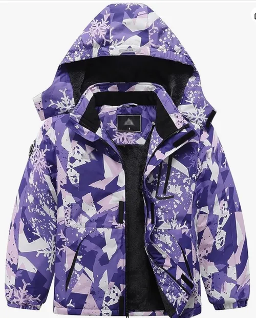 Snow jacket with detachable hood