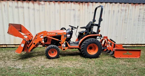 Kubota B2601 with Combo Bucket/Grading Scraper