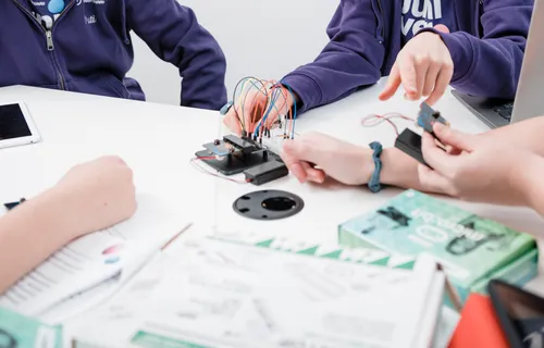 Inventor's kit-lisäosa Micro:bitille