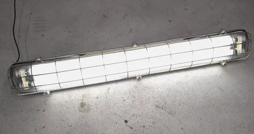 Industrial grit lamp